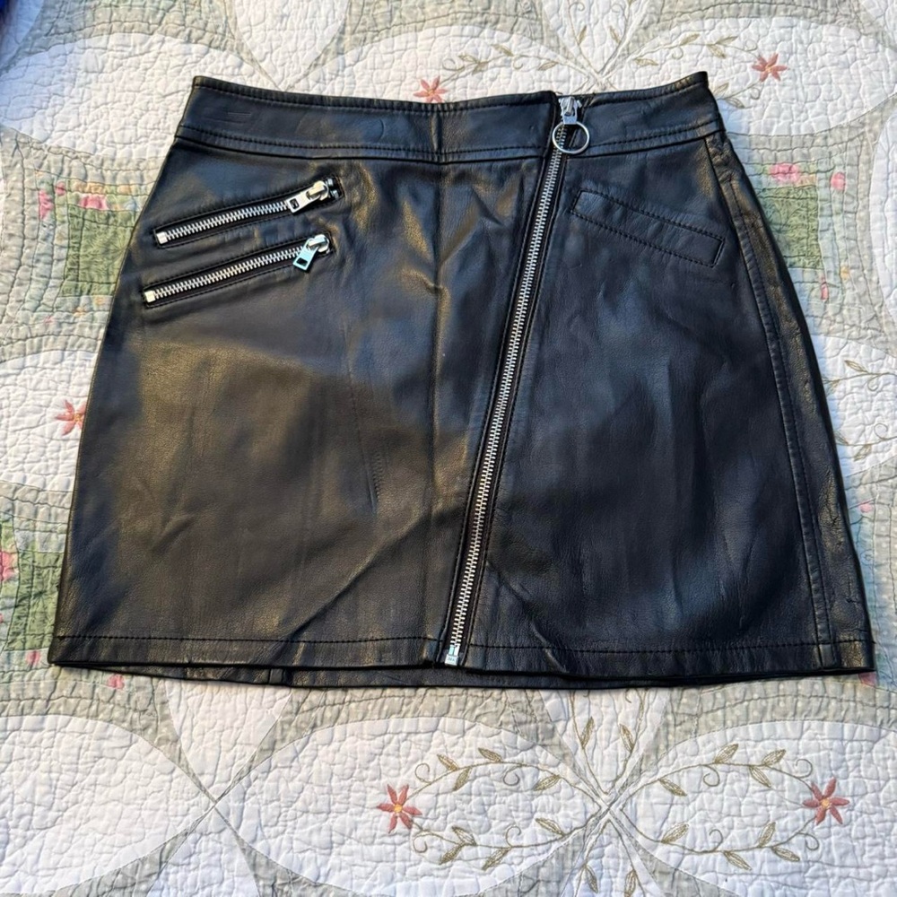 Y2K EXPRESS Black Moto Mini Skirt with Zipper Detail Faux Leather — Size‎ 00